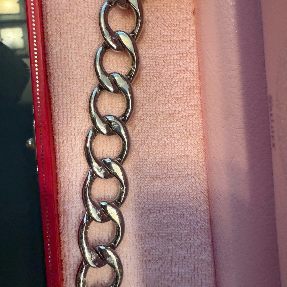 Juicy couture Silver Chain with Pink box  never worn like new .